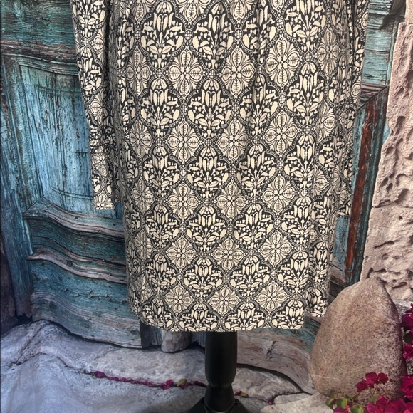 Guess long sleeve stretchy dress, size large, good condition - Picture 11 of 12